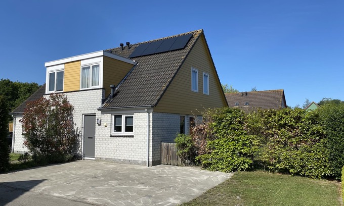 Wemeldinge House | Holiday home at the beach in a holiday park