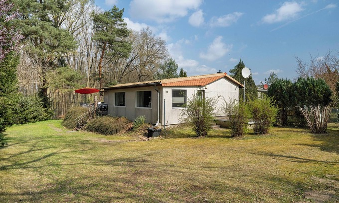 Klein Quassow House | Holiday Home 'Baumfuchs' with Lake View, Private Terrace and Wi-Fi