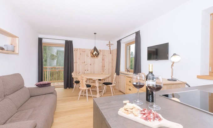 Aldino Apartment | Holiday Home “Berg Wieserhof” with Mountain View, Balcony and Shared Garden