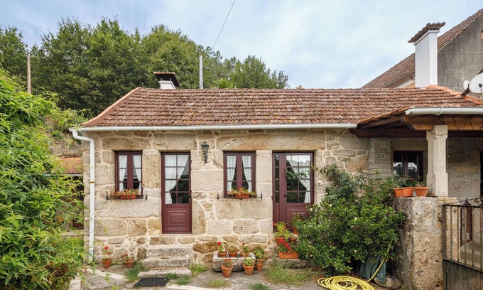 A Caniza House | Holiday Home 'C Vilamide' with Mountain View, Private Terrace and Wi-Fi