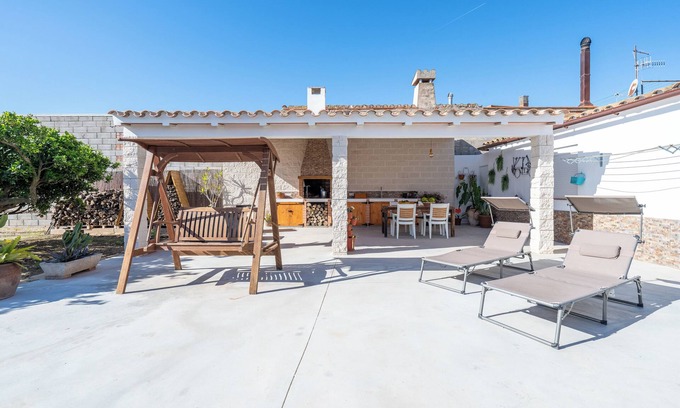 Deltebre House | Holiday Home 'Ca L'Agulla' with Private Pool, Wi-Fi and Air Conditioning