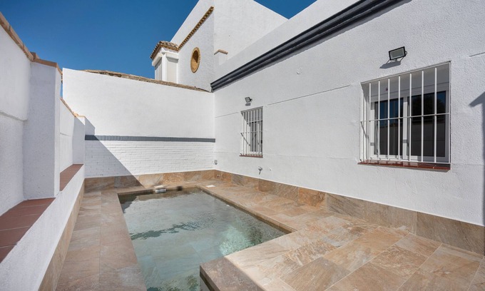 San Fernando House | Holiday Home 'Camposoto' with Private Pool, Wi-Fi and Air Conditioning