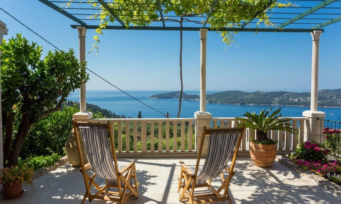 Orasac House | Holiday Home-Casa Anka - Three-Bedroom Holiday Home with Terrace and Sea View