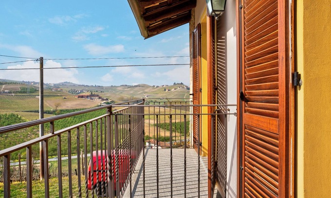 Neive House | Holiday Home 'Casa Antichi Poderi dei Gallina' with Private Terrace