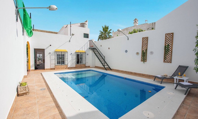 La Lantejuela House | Holiday Home 'Casa Rural Berraquero' with Pool, Terrace & Wi-Fi