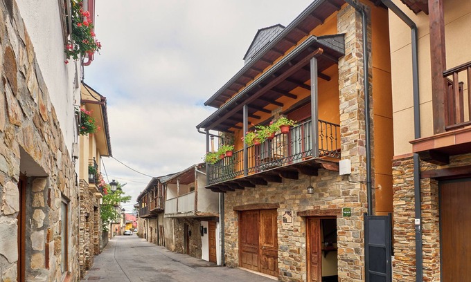 Molinaseca House | Holiday Home 'Casa María' with Private Terrace and Wi-Fi
