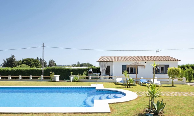 Brena y Marismas de Barbate Natural Park House | Holiday Home "Casa Maria Marta" with Shared Pool & A/C