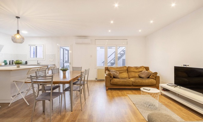 Almacelles House | Holiday Home 'Casa Olegari' with Private Terrace, Wi-Fi and Air Conditioning