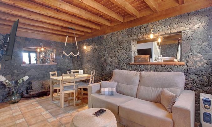 Tigaday House | Holiday Home Casa Tía Eulalia with Sea View, Solarium & Wi-Fi