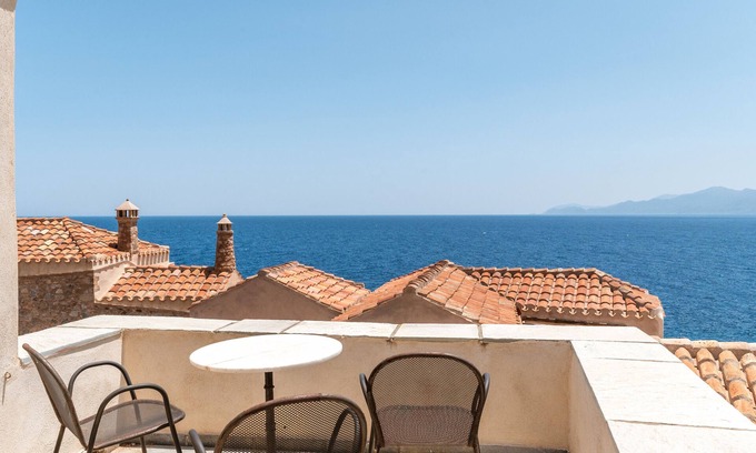 Monemvasia House | Holiday Home 'Casa Tradizionale Monemvasia' with Sea View, Wi-Fi and Air Conditioning