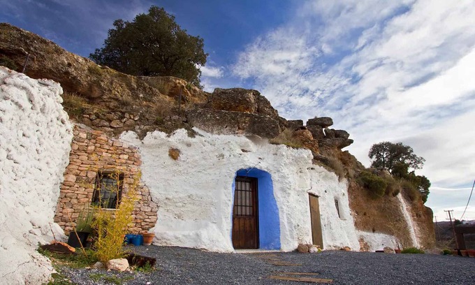 Los Balcones House | Holiday Home 'Cueva Balcones de Piedad - Granado' with Terrace, Shared Pool & Wi-Fi