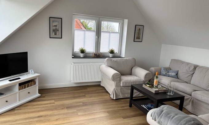 Pilsum House | Holiday Home 'Dinas Huus' with Private Terrace, Private Garden and Wi-Fi