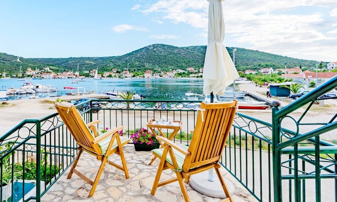Vinisce House | Holiday home Dinko, (14520), Vinišće, Croatia
