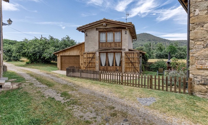 Beguda House | Holiday Home 'El Niu' with Mountain View, Wi-Fi and Air Conditioning