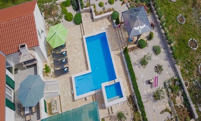 Dracevica House | Holiday Home Ela - Three Bedroom Holiday Home with outdoor Pool