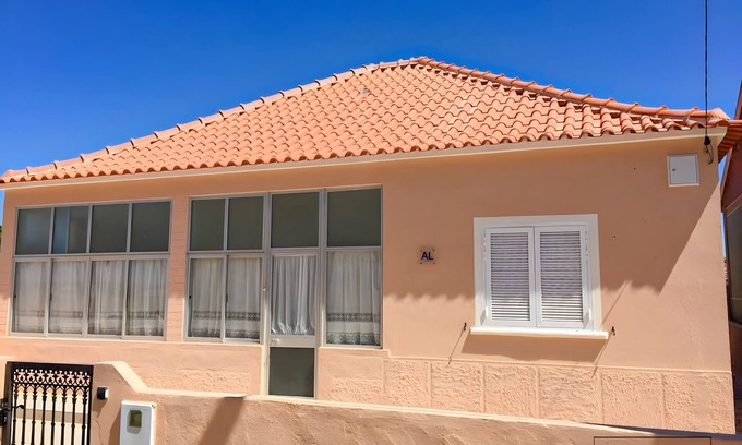 Santiago do Cacem House | Holiday Home 'Encanto' with Private Terrace and Wi-Fi