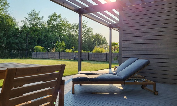 Muldestausee House | Holiday Home 'Ferienhaus Schlossterrassen 4a' with Lake View, Private Terrace and Wi-Fi