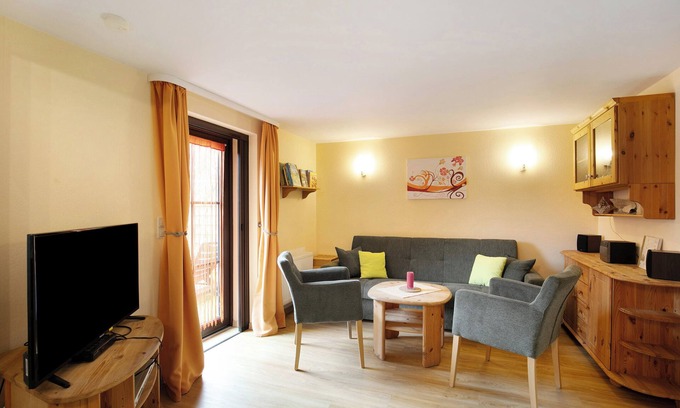 Blankenburg House | Holiday Home 'Ferienhaus Sonnenhof' with Private Terrace, Private Garden and Wi-Fi