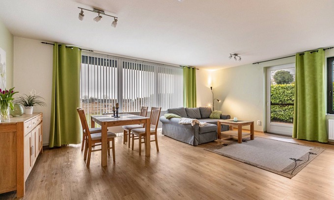 Wesselburen House | Holiday Home 'Ferienhaus Dunklau' with Shared Garden and Wi-Fi