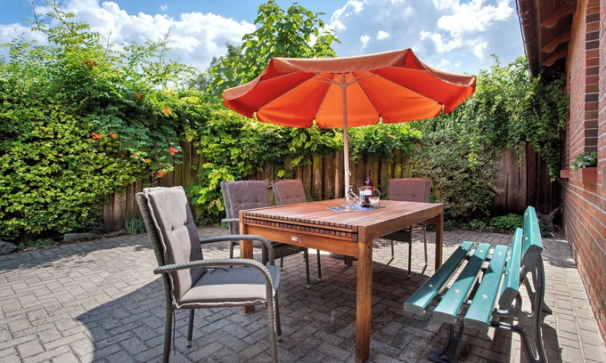Bugewitz House | Holiday Home 'Ferienhaus Dorfidyll' with Private Terrace, Private Garden and Wi-Fi
