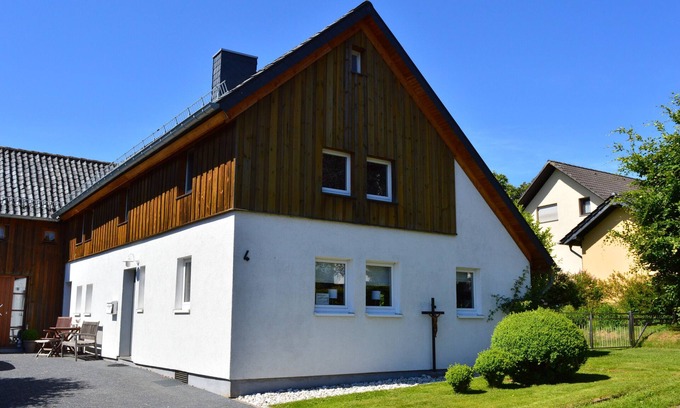 Mutzenich House | Holiday Home 'Ferienhaus Familie Sommer' with Private Terrace, Shared Garden and Wi-Fi