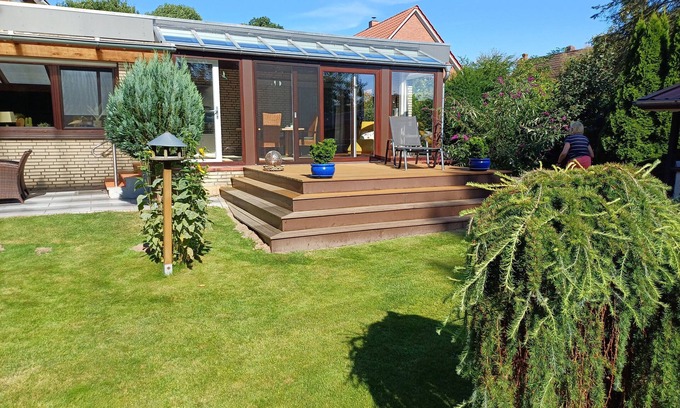 Meldorf House | Holiday Home 'Ferienhaus Timm' with Private Terrace, Shared Garden and Wi-Fi
