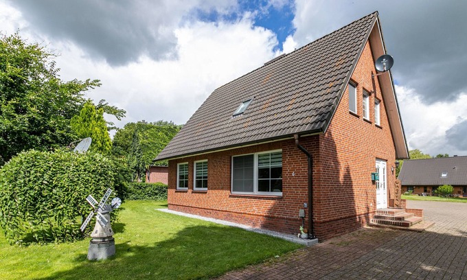 Stadum House | Holiday Home 'Ferienhaus Magda ' with Private Terrace, Private Garden and Wi-Fi