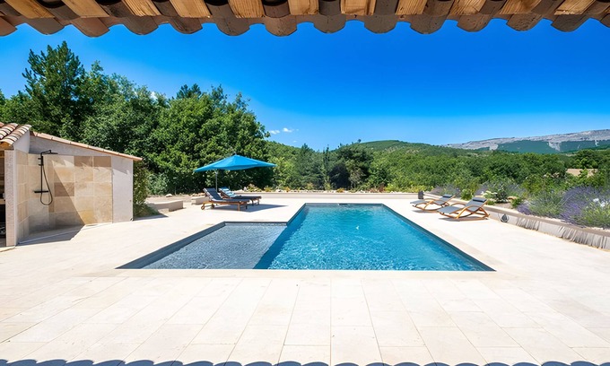 Laragne-Monteglin House | Holiday Home 'Time-out' with Mountain View, Shared Pool and Wi-Fi