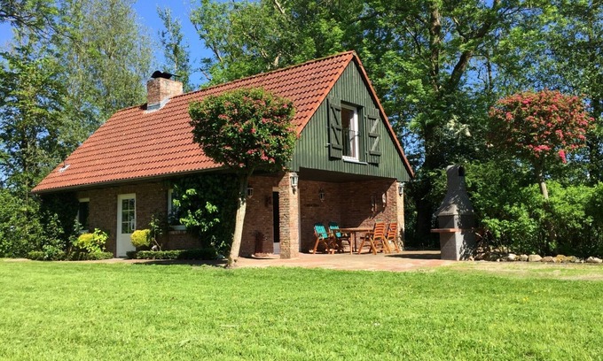 Karolinenkoog House | Holiday Home 'Gänsehaus' with Private Terrace and Private Garden