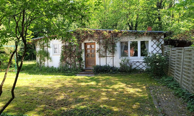 Wilhelmshorst House | Holiday Home 'Gartenhaus In Potsdam' with Private Terrace, Shared Garden and Wi-Fi