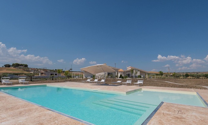 Menfi House | Holiday Home 'Gioberta 1' with Garden, A/C & Wi-Fi
