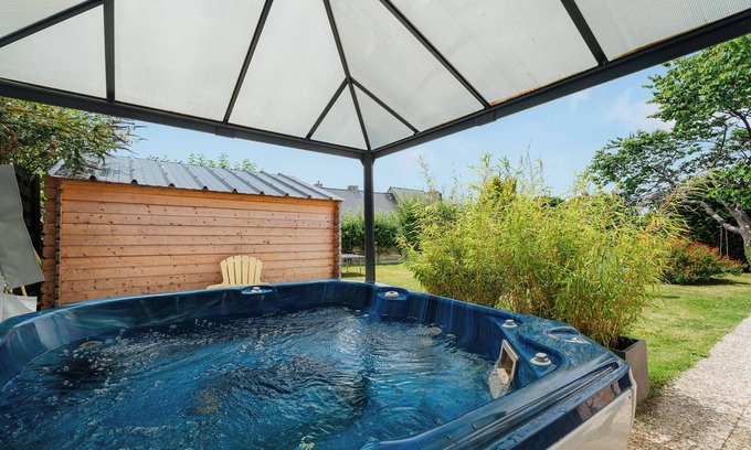 Beaussais-sur-Mer House | Holiday Home 'Gîte De La Tour' with Private Garden and Wi-Fi