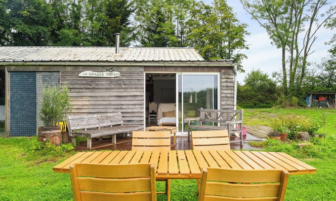 Broons House | Holiday Home 'Gîte Pour 4 Avec Sauna' with Shared Garden