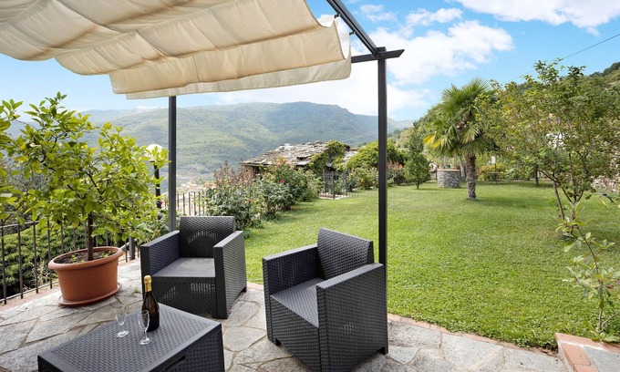 Moano Apartment | Holiday Home Green House with Mountain View, Garden & Wi-Fi
