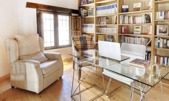 Ayllon House | Holiday Home 'Hestia' with Mountain View, Balcony and Wi-Fi