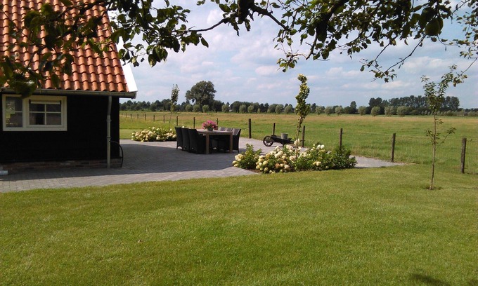 Linde House | Holiday home het Assenhoekje offers space & tranquility, fenced garden and free wifi