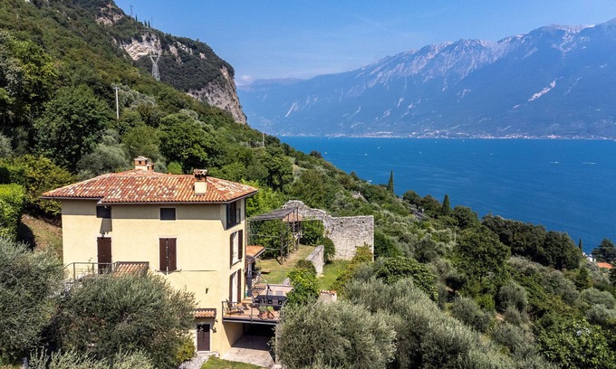 Gargnano House | Holiday Home 'House with Great Lake and Mountain View' with Lake View, Private Pool and Wi-Fi