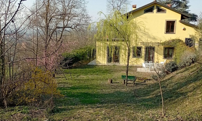 Castagneto Po Apartment | Holiday Home 'Il Trucchetto' with Private Garden