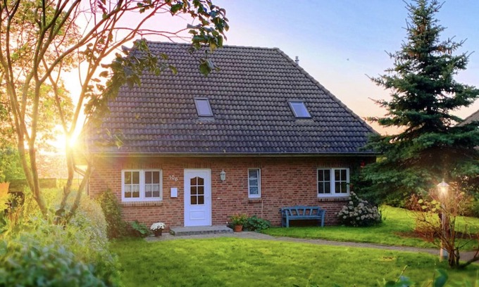 Norddeich House | Holiday Home 'Immerlicht Norddeich S-H' with Private Terrace, Private Garden and Wi-Fi