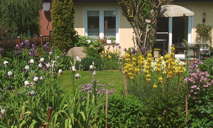 Dobin am See House | Holiday home in a beautiful garden, near the Baltic Sea and the state capital
