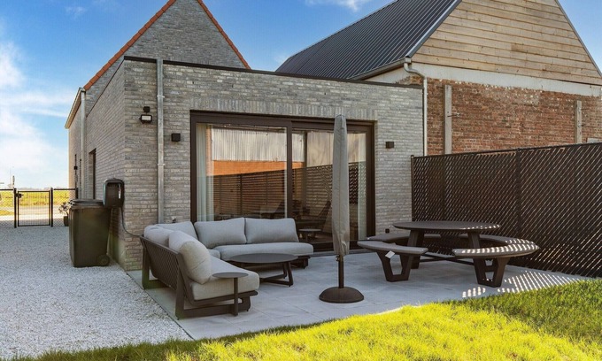 Aardenburg House | Holiday Home in Aardenburg near Sint-Baafskerk
