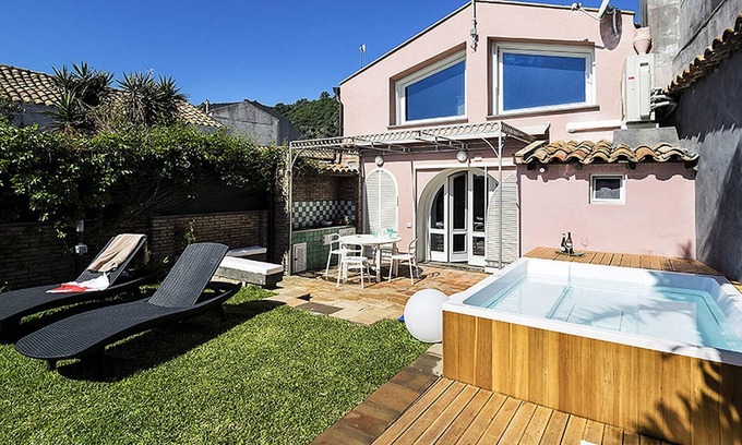 Santa Tecla House | Holiday Home in Acireale by the Seafront