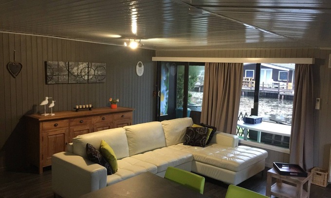 Geel House | Holiday Home in Geel by Fishing Pond