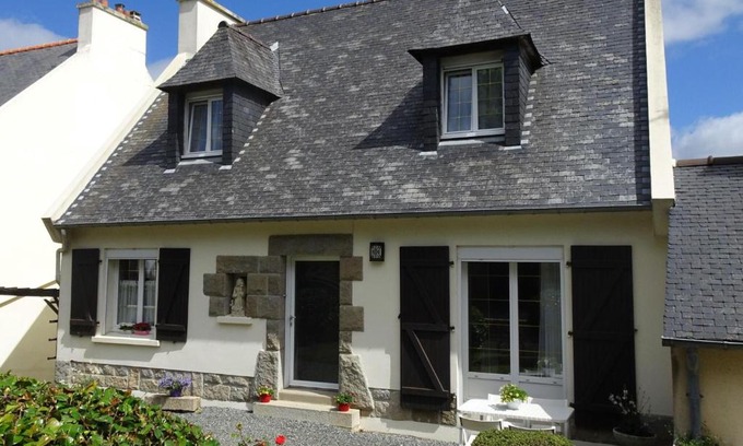 Guerlesquin House | Holiday Home in Guerlesquin near Lake