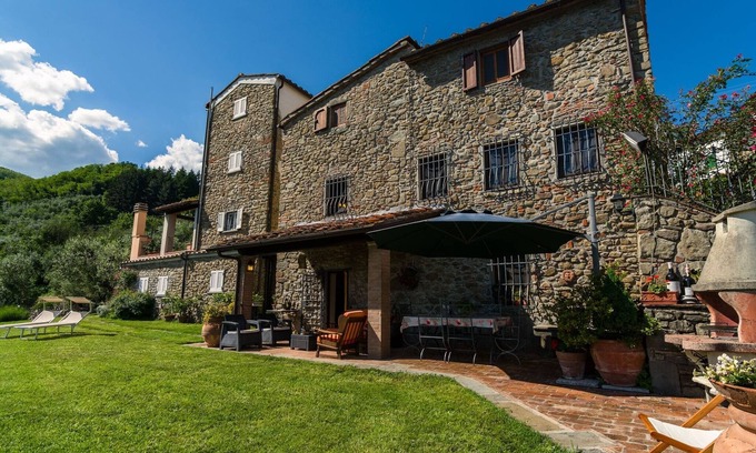 Lizzanello House | Holiday Home in Tuscany near Ski Bus