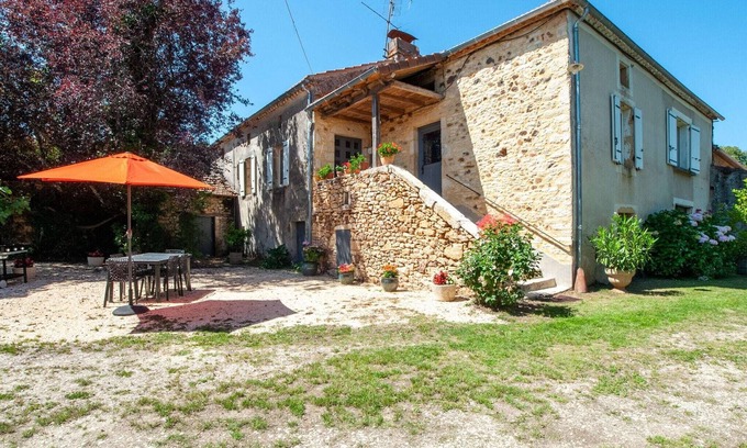 Loubejac House | Holiday Home in Loubejac with Pool