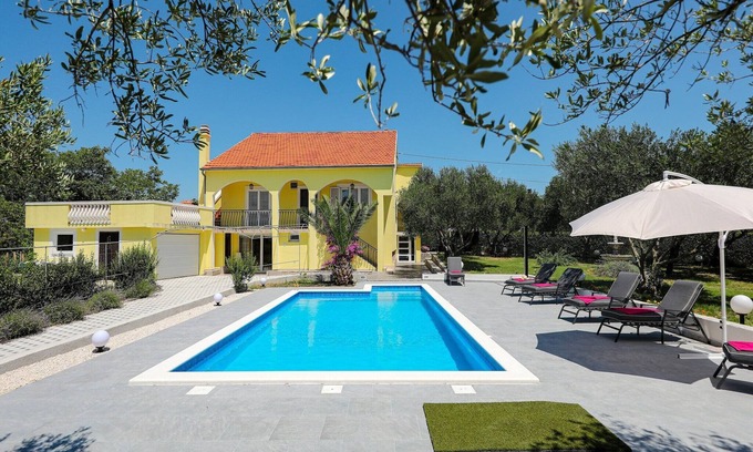 Lovinac House | Holiday Home in Policnik with Private Pool