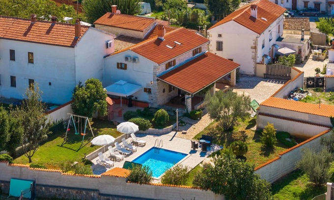 Segotici House | Holiday Home in Šegotići with Private Pool