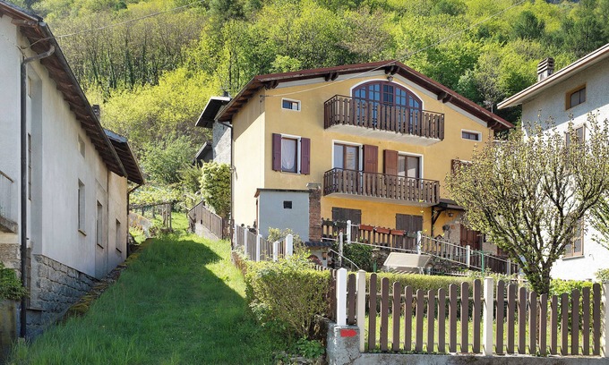 Colorina House | Holiday Home 'In Valtellina Da Valter E Lella' with Mountain View, Wi-Fi and Air Conditioning