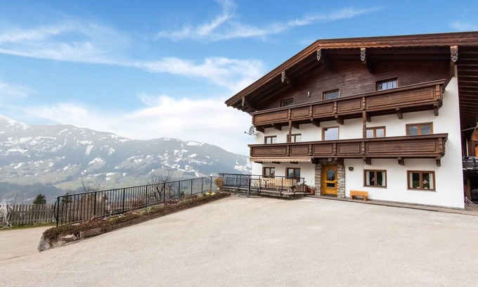 Bruck am Ziller Apartment | Holiday Home in Zillertal near Ski Slopes